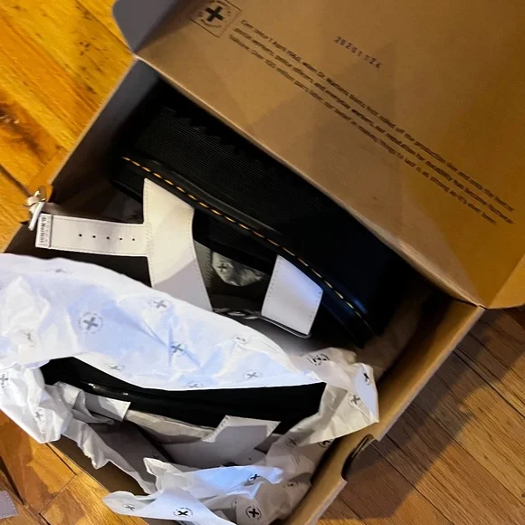 NWT Dr. Martens × FRANCIS LEATHER STRAP SANDALS, Sz 7 - Picture 3 of 10